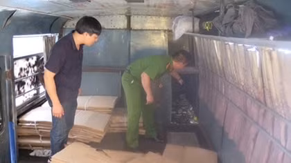 Xe khách tháo ghế gia cố nhiều thùng giấu 20 tấn hàng lậu