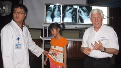 Chuyên gia hàng đầu thế giới sang Việt Nam phẫu thuật cho trẻ vẹo cột sống
