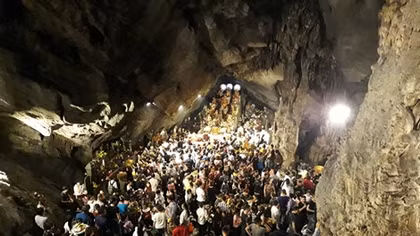 Vạn người đi Khai hội chùa Hương từ nửa đêm
