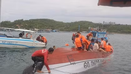 Lật tàu du lịch trên vịnh biển Nha Trang, ít nhất 2 người tử nạn