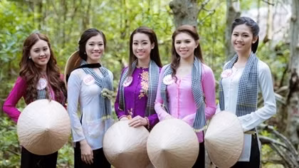 Thí sinh Hoa hậu Việt Nam trong trang phục áo bà ba bị khỉ giật túi