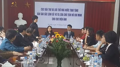 Trao tặng bản sao Sắc lệnh của Chủ tịch Hồ Chí Minh cho Cục Điện ảnh