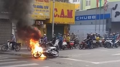 Đang chờ đèn đỏ xe máy bỗng dưng bốc cháy trơ khung