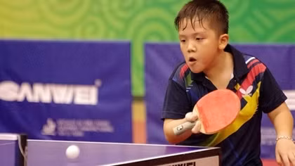Lối chơi vợt dọc đầy biến ảo của nhà vô địch U10