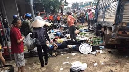 Xe tải lao vào chợ, 3 người chết, nhiều người bị thương