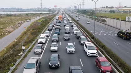 Cửa ngõ Thủ đô ùn tắc kéo dài