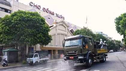 Phun khử khuẩn phố cổ Hà Nội