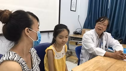 Tìm lại sự sống cho bé gái mang khối u phế quản hiếm gặp 