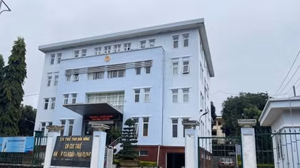 Tạm giữ hình sự cán bộ Cục thuế hù doạ, tống tiền