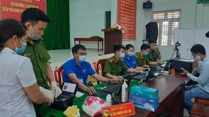 Chạy đua thời gian trong ngày lễ để cấp CCCD cho người dân