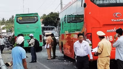 Rút giấy phép kinh doanh 2 hãng xe khách trong vụ tai nạn 5 người chết