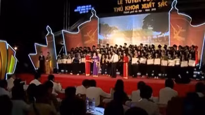 Tuyên dương thủ khoa xuất sắc năm 2015 tại Hà Nội