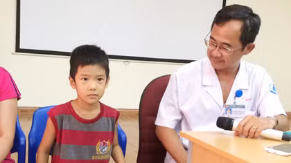(HY HỮU) Đầu bút bi nằm trong phế quản một bé trai suốt 3 tháng