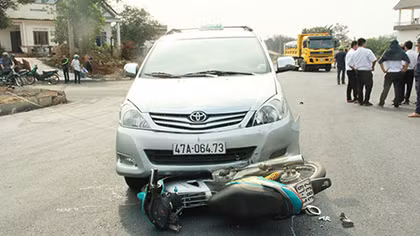 Xe taxi kéo lê xe máy gần 30m, một phụ nữ bị trọng thương