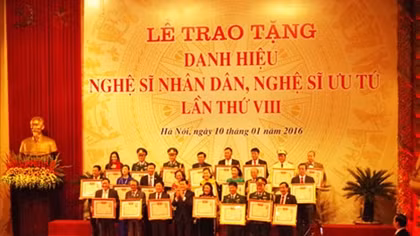 Xúc động lễ nhận “chiếc áo mới” trong đời nghệ sỹ