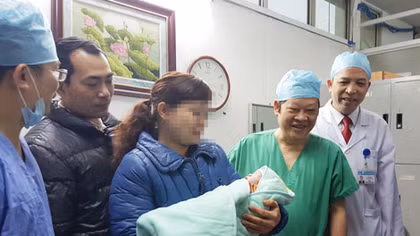 Em bé thứ 2 thực hiện từ phương pháp mang thai hộ đã chào đời khỏe mạnh
