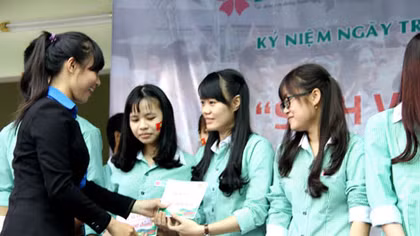 Tặng vé xe về Tết cho sinh viên nghèo vượt khó
