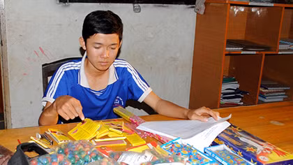 Sang Campuchia mua pháo về bán kiếm lời và “đốt cho vui”