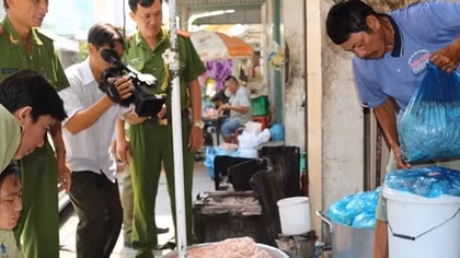 Trên 1 tấn mỡ heo không rõ nguồn gốc được chế biến trên vỉa hè