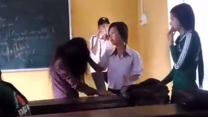 Nữ sinh đánh bạn dã man vì cùng thích một bạn trai