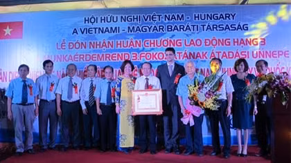 Hội hữu nghị Việt Nam-Hungary đón Huân chương Lao động hạng Ba