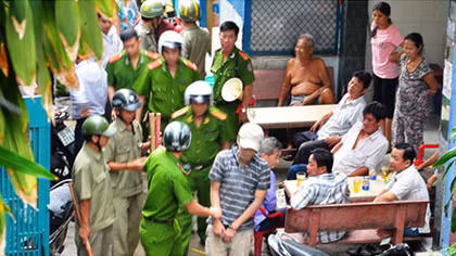 Khống chế kẻ ngáo đá xông vào ủy ban phường quậy rồi về nhà cố thủ