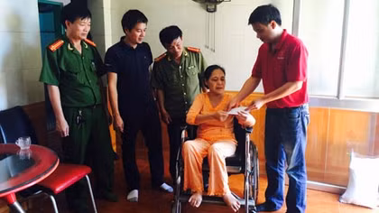 Trao quà cho 40 gia đình vùng lũ Cẩm Phả, Quảng Ninh