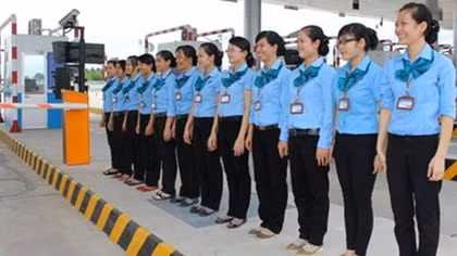 Những bóng hồng ‘xin rác’ trên đường cao tốc