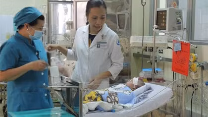 Bé trai sơ sinh bị đâm dao vào sọ đã hồi phục một cách kỳ diệu