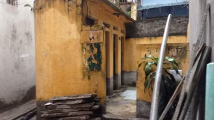 Cần sửa chữa nhà vệ sinh công cộng xuống cấp gây ô nhiễm môi trường