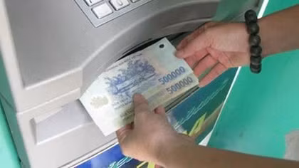 3 ông Tây gắn chíp điện tử trên máy ATM trộm tiền tỷ