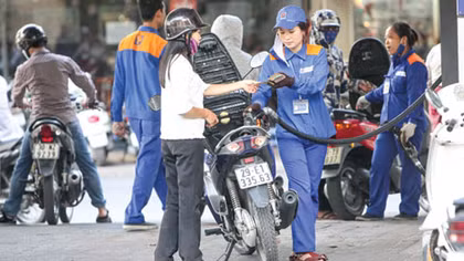 Dầu thô về mức đáy năm 2008, giá bán lẻ vẫn ‘ngất ngưởng’