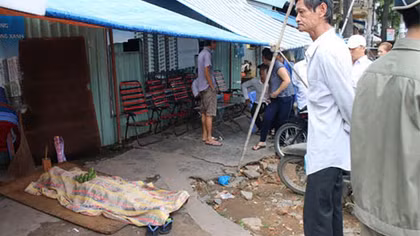 Người bán vé số ngã qụy tử vong tại quán nước vỉa hè