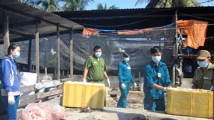 Ngất xỉu chứng kiến cả tạ lòng lợn hôi thối chờ vào quán cháo lòng