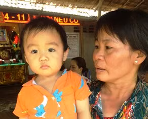 Hai vợ chồng bị điện giật chết, con trẻ bơ vơ