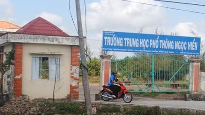 Cho thôi việc thầy giáo gạ tình 7 nữ sinh đổi lấy đề thi