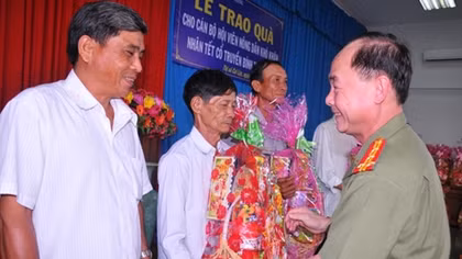 Báo CAND - Công ty Duy Lợi: Mang tết đến với hội viên nông dân gặp khó ở Tiền Giang