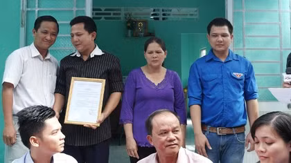 Trao nhà cho thanh niên cứu sống 2 người giữa sông Tiền
