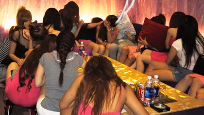 Kinh doanh karaoke không phép, đón khách nước ngoài bằng đặc sản 'chân dài'
