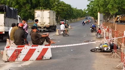 Tông vào cục bê tông giữa đường, một người nước ngoài bị gãy chân