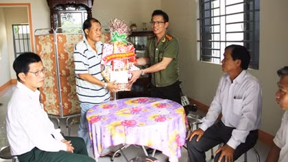 Tri ân các gia đình thương binh, liệt sĩ
