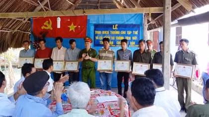Tặng giấy khen cho quần chúng bắt cướp