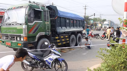 Va chạm với xe tải, người đàn ông 68 tuổi bị kéo lê 10m