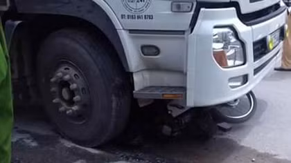 Xe tải ‘cuốn’ xe máy vào gầm, một người nguy kịch