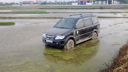 Ô tô đâm xe máy rồi xuống ruộng ‘cấy lúa’