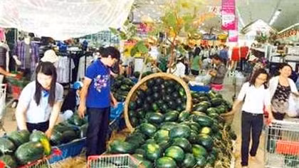 Siêu thị nỗ lực tiêu thụ dưa hấu giúp nông dân miền Trung