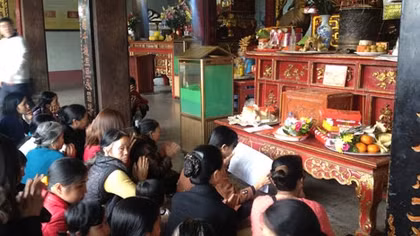 Rầm rộ dịch vụ khấn thuê