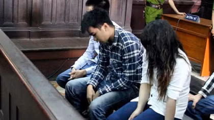 Bênh bạn trai, dùng dao đâm chết người