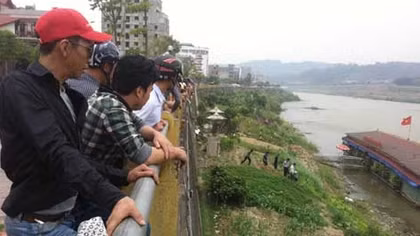 Phát hiện nam thanh niên chết nổi trên sông Hồng
