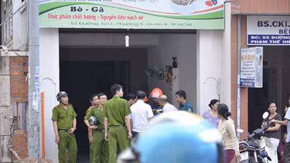 Đang ăn sáng, thực khách bỏ chạy vì quán phở bốc cháy